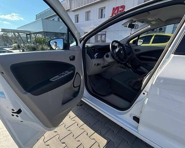 Білий Рено Зое, об'ємом двигуна 0 л та пробігом 105 тис. км за 7100 $, фото 5 на Automoto.ua