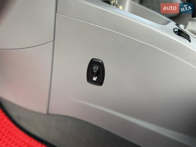 Белый Рено Зое, объемом двигателя 0 л и пробегом 75 тыс. км за 6400 $, фото 10 на Automoto.ua