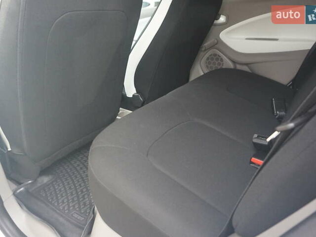 Білий Рено Зое, об'ємом двигуна 0 л та пробігом 112 тис. км за 6777 $, фото 44 на Automoto.ua