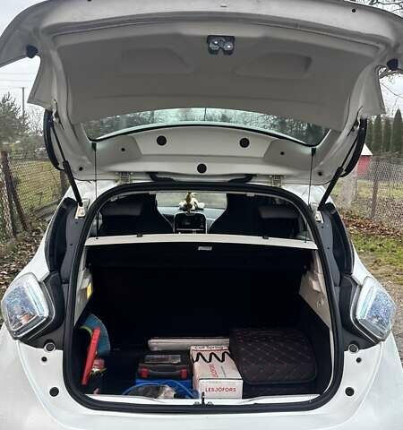 Белый Рено Зое, объемом двигателя 0 л и пробегом 147 тыс. км за 7000 $, фото 16 на Automoto.ua