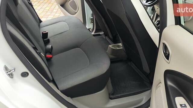 Білий Рено Зое, об'ємом двигуна 0 л та пробігом 50 тис. км за 7950 $, фото 14 на Automoto.ua