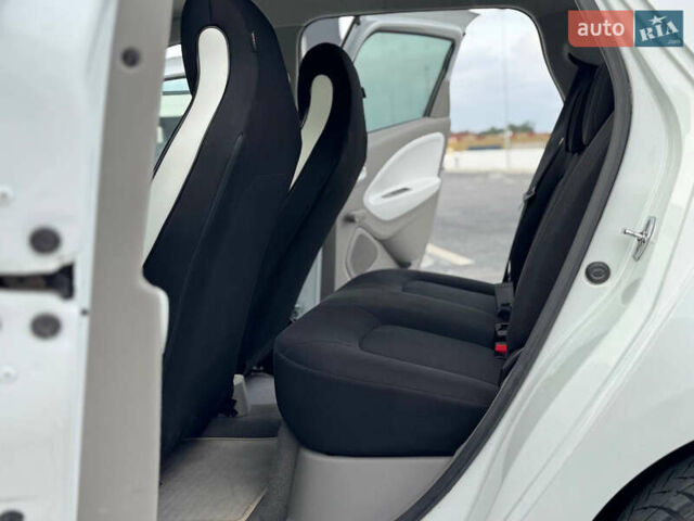 Белый Рено Зое, объемом двигателя 0 л и пробегом 164 тыс. км за 5999 $, фото 21 на Automoto.ua
