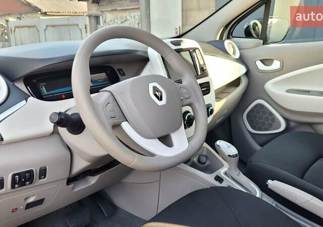 Белый Рено Зое, объемом двигателя 0 л и пробегом 113 тыс. км за 7200 $, фото 11 на Automoto.ua