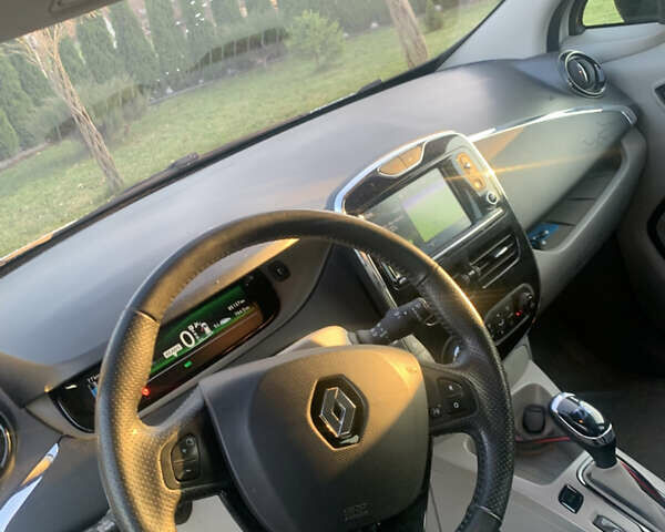 Белый Рено Зое, объемом двигателя 0 л и пробегом 85 тыс. км за 5950 $, фото 17 на Automoto.ua