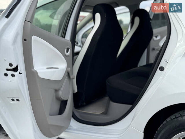 Белый Рено Зое, объемом двигателя 0 л и пробегом 164 тыс. км за 5999 $, фото 26 на Automoto.ua