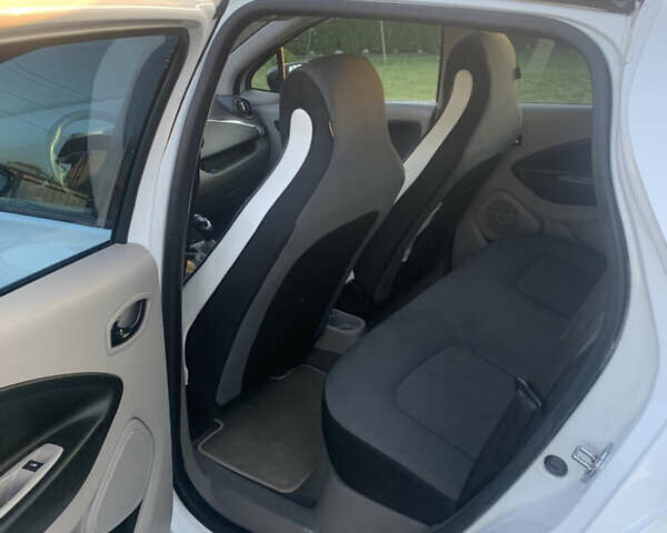 Белый Рено Зое, объемом двигателя 0 л и пробегом 85 тыс. км за 5950 $, фото 12 на Automoto.ua