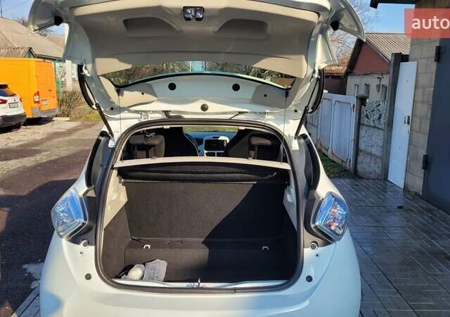Белый Рено Зое, объемом двигателя 0 л и пробегом 113 тыс. км за 7200 $, фото 22 на Automoto.ua