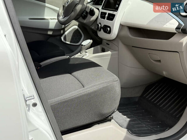 Белый Рено Зое, объемом двигателя 0 л и пробегом 50 тыс. км за 7650 $, фото 27 на Automoto.ua