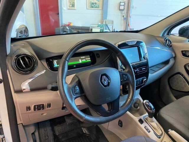 Белый Рено Зое, объемом двигателя 0 л и пробегом 79 тыс. км за 5550 $, фото 12 на Automoto.ua