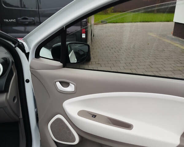 Белый Рено Зое, объемом двигателя 0 л и пробегом 96 тыс. км за 6850 $, фото 8 на Automoto.ua