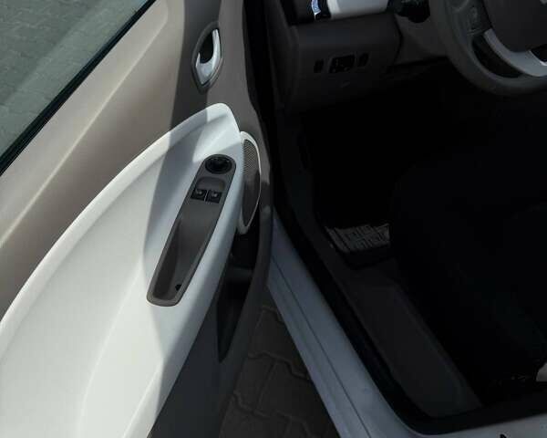 Белый Рено Зое, объемом двигателя 0 л и пробегом 108 тыс. км за 6999 $, фото 5 на Automoto.ua