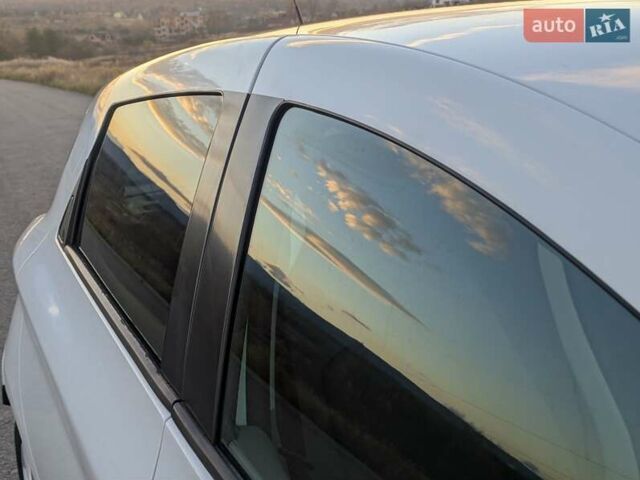 Белый Рено Зое, объемом двигателя 0 л и пробегом 51 тыс. км за 6995 $, фото 2 на Automoto.ua