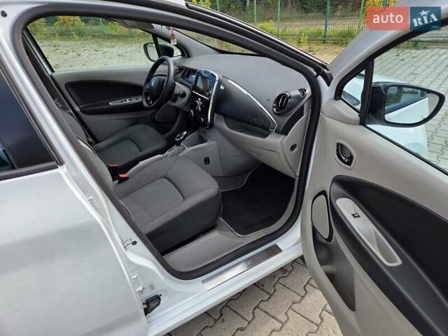 Белый Рено Зое, объемом двигателя 0 л и пробегом 147 тыс. км за 5900 $, фото 17 на Automoto.ua
