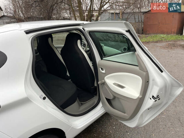 Белый Рено Зое, объемом двигателя 0 л и пробегом 115 тыс. км за 5950 $, фото 12 на Automoto.ua