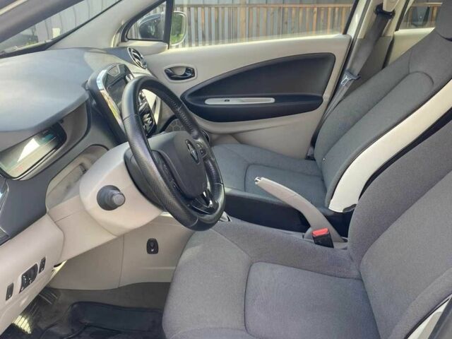 Белый Рено Зое, объемом двигателя 0 л и пробегом 51 тыс. км за 7300 $, фото 6 на Automoto.ua