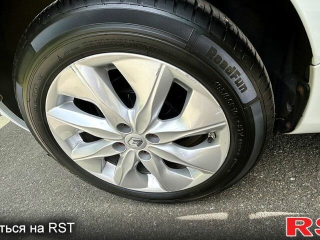 Белый Рено Зое, объемом двигателя 65 л и пробегом 93 тыс. км за 7500 $, фото 7 на Automoto.ua