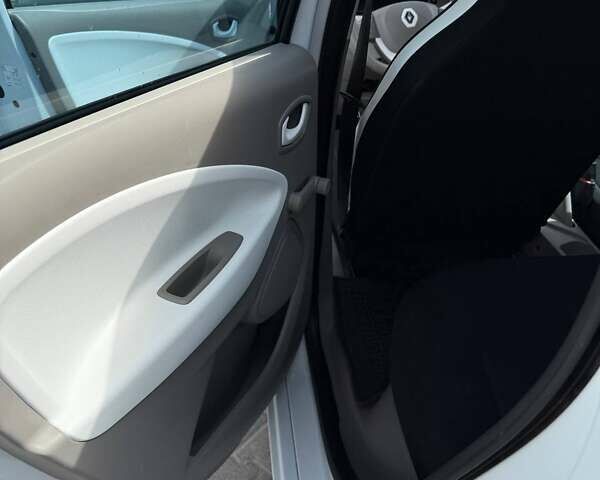 Белый Рено Зое, объемом двигателя 0 л и пробегом 108 тыс. км за 6999 $, фото 18 на Automoto.ua