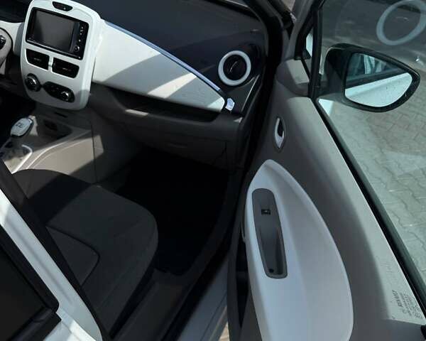 Белый Рено Зое, объемом двигателя 0 л и пробегом 108 тыс. км за 6999 $, фото 21 на Automoto.ua