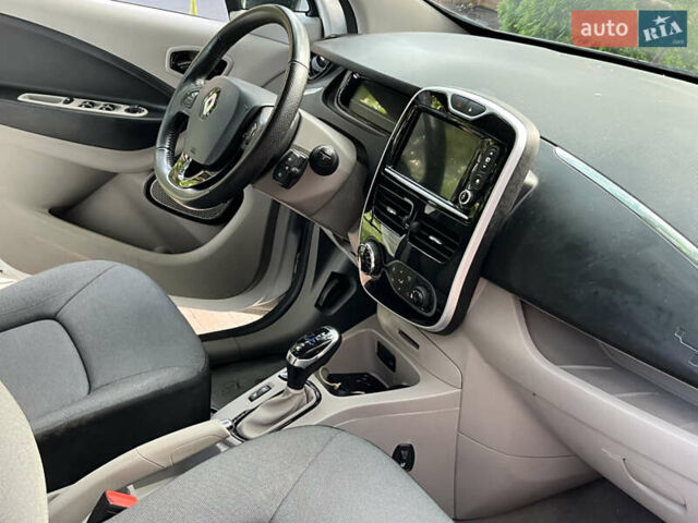 Білий Рено Зое, об'ємом двигуна 0 л та пробігом 99 тис. км за 6750 $, фото 2 на Automoto.ua