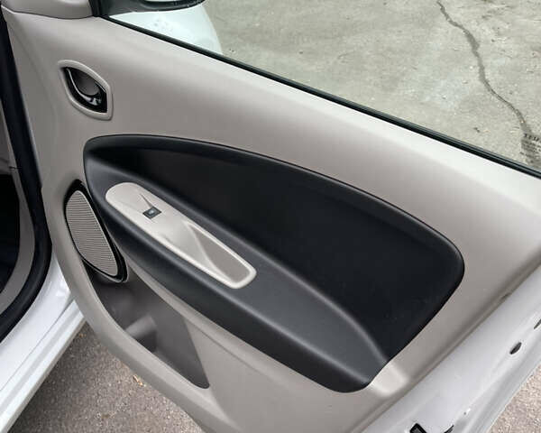 Белый Рено Зое, объемом двигателя 0 л и пробегом 115 тыс. км за 7100 $, фото 17 на Automoto.ua