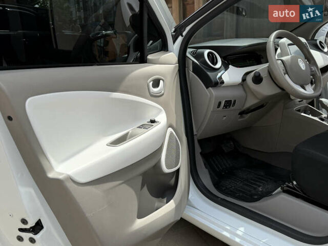 Белый Рено Зое, объемом двигателя 0 л и пробегом 50 тыс. км за 7650 $, фото 25 на Automoto.ua