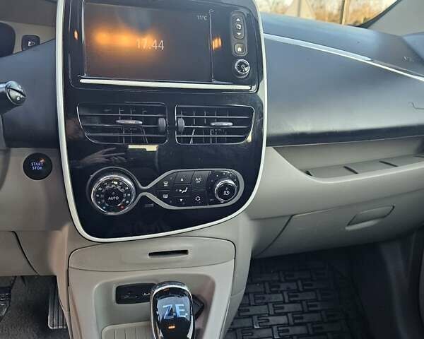 Белый Рено Зое, объемом двигателя 0 л и пробегом 112 тыс. км за 6600 $, фото 38 на Automoto.ua