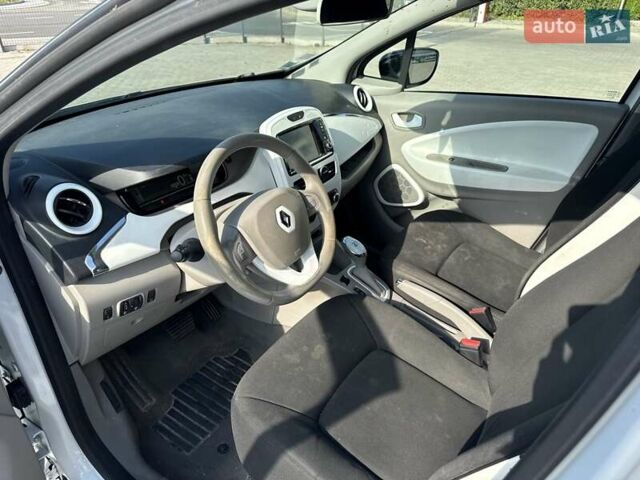 Белый Рено Зое, объемом двигателя 0 л и пробегом 147 тыс. км за 5900 $, фото 16 на Automoto.ua
