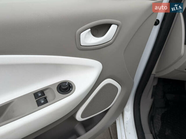 Білий Рено Зое, об'ємом двигуна 0 л та пробігом 80 тис. км за 5800 $, фото 8 на Automoto.ua
