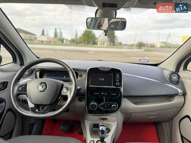 Белый Рено Зое, объемом двигателя 0 л и пробегом 75 тыс. км за 6500 $, фото 5 на Automoto.ua
