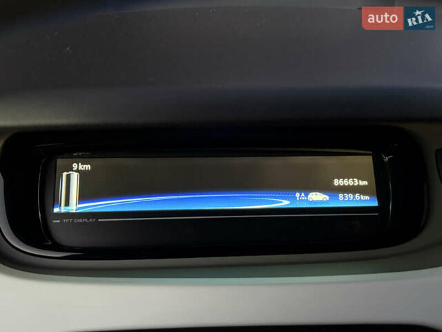 Белый Рено Зое, объемом двигателя 0 л и пробегом 86 тыс. км за 7200 $, фото 10 на Automoto.ua