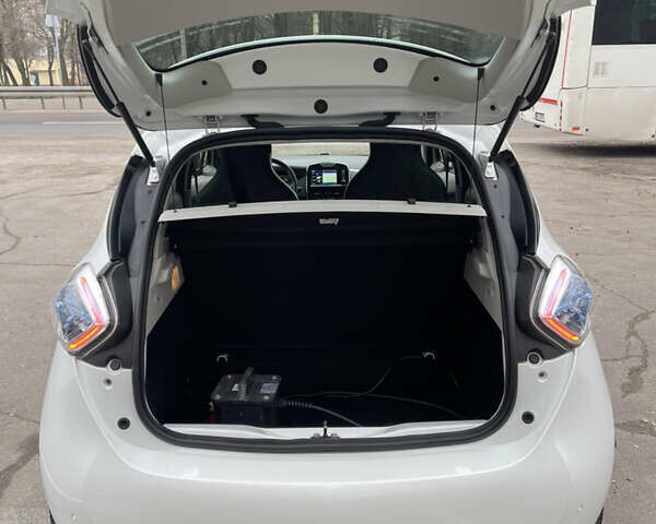 Белый Рено Зое, объемом двигателя 0 л и пробегом 115 тыс. км за 7100 $, фото 8 на Automoto.ua