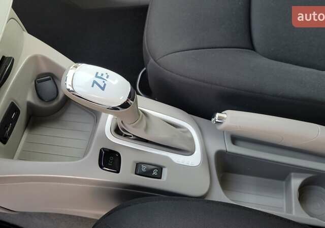 Белый Рено Зое, объемом двигателя 0 л и пробегом 113 тыс. км за 7200 $, фото 14 на Automoto.ua