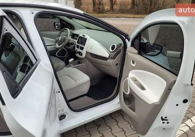 Белый Рено Зое, объемом двигателя 0 л и пробегом 108 тыс. км за 6500 $, фото 15 на Automoto.ua