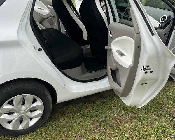 Белый Рено Зое, объемом двигателя 0 л и пробегом 116 тыс. км за 6900 $, фото 9 на Automoto.ua