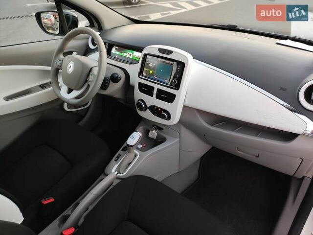Белый Рено Зое, объемом двигателя 0 л и пробегом 85 тыс. км за 7550 $, фото 11 на Automoto.ua