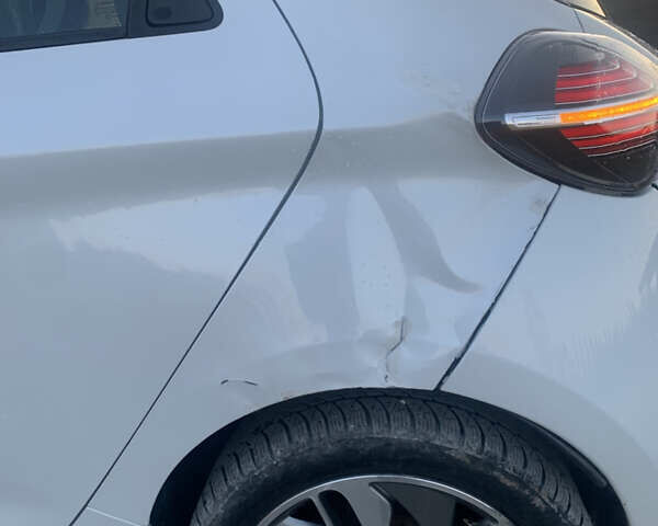 Белый Рено Зое, объемом двигателя 0 л и пробегом 85 тыс. км за 5950 $, фото 9 на Automoto.ua