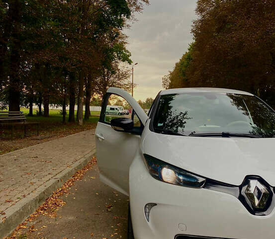 Белый Рено Зое, объемом двигателя 0 л и пробегом 104 тыс. км за 6500 $, фото 2 на Automoto.ua