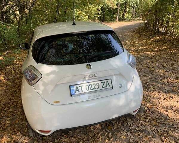 Белый Рено Зое, объемом двигателя 0 л и пробегом 92 тыс. км за 6800 $, фото 7 на Automoto.ua