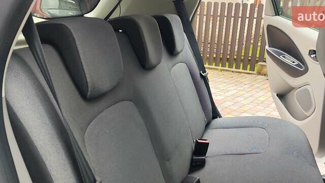 Білий Рено Зое, об'ємом двигуна 0 л та пробігом 50 тис. км за 7950 $, фото 15 на Automoto.ua