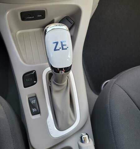 Белый Рено Зое, объемом двигателя 0 л и пробегом 113 тыс. км за 7200 $, фото 28 на Automoto.ua