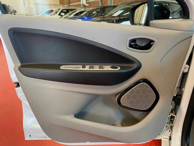 Белый Рено Зое, объемом двигателя 0 л и пробегом 79 тыс. км за 5550 $, фото 10 на Automoto.ua