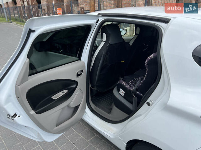 Белый Рено Зое, объемом двигателя 0 л и пробегом 89 тыс. км за 8200 $, фото 14 на Automoto.ua
