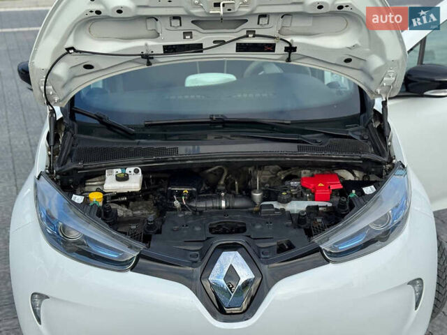Белый Рено Зое, объемом двигателя 0 л и пробегом 164 тыс. км за 5999 $, фото 10 на Automoto.ua