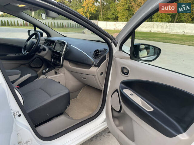 Белый Рено Зое, объемом двигателя 0 л и пробегом 74 тыс. км за 6900 $, фото 17 на Automoto.ua