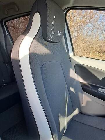 Белый Рено Зое, объемом двигателя 0 л и пробегом 163 тыс. км за 7950 $, фото 27 на Automoto.ua