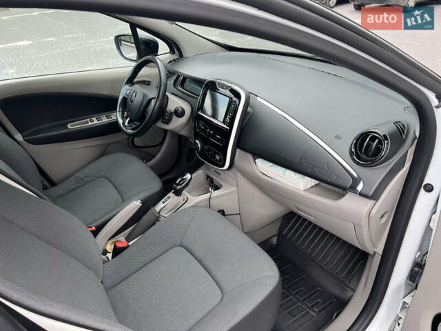 Белый Рено Зое, объемом двигателя 0 л и пробегом 89 тыс. км за 8200 $, фото 9 на Automoto.ua