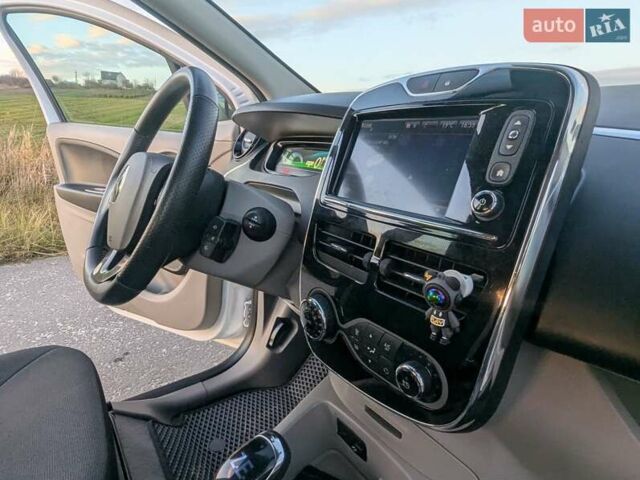 Белый Рено Зое, объемом двигателя 0 л и пробегом 51 тыс. км за 6995 $, фото 38 на Automoto.ua