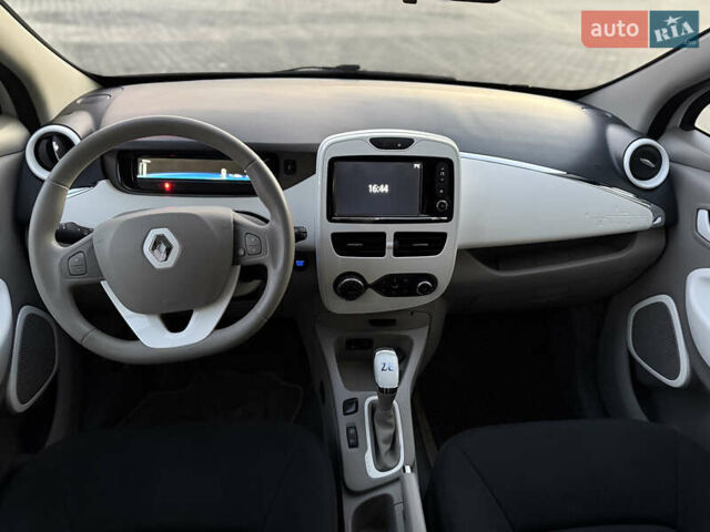 Белый Рено Зое, объемом двигателя 0 л и пробегом 86 тыс. км за 7200 $, фото 6 на Automoto.ua