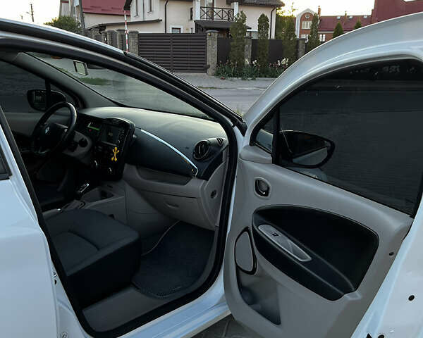 Белый Рено Зое, объемом двигателя 0 л и пробегом 76 тыс. км за 7799 $, фото 14 на Automoto.ua