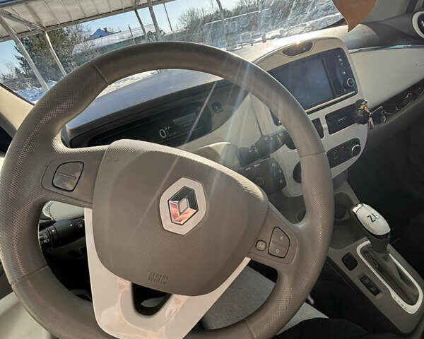 Белый Рено Зое, объемом двигателя 0 л и пробегом 111 тыс. км за 8000 $, фото 13 на Automoto.ua